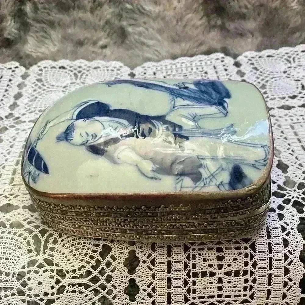 Vintage Porcelain Shard Box/Silver plated copper. - Picture 2 of 16